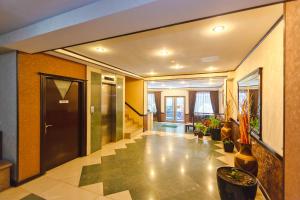 un couloir vide avec une porte dans un bâtiment dans l'établissement Diplomat Hotel Baku, à Baku