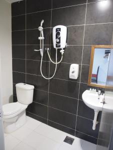 ein Bad mit einer Dusche, einem WC und einem Waschbecken in der Unterkunft One Avenue Hotel, Balakong in Seri Kembangan