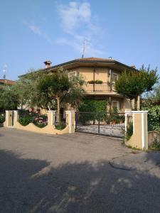 a house with a gate in front of it at Casa Patty in Sirmione