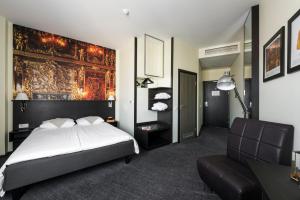 a bedroom with a bed and a table and a couch at Comfort Hotel LT - Rock 'n' Roll Vilnius in Vilnius +37 photos