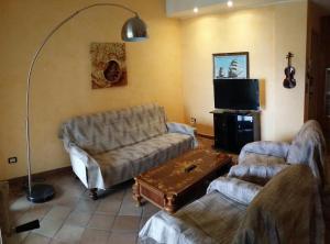 un soggiorno con 2 divani e una TV di 252 Via Udine a Gallipoli