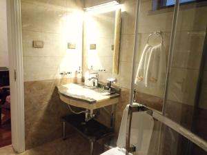 Koupelna v ubytování Sherar Addis Hotel