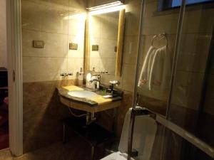 Koupelna v ubytování Sherar Addis Hotel