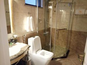 Ett badrum på Sherar Addis Hotel