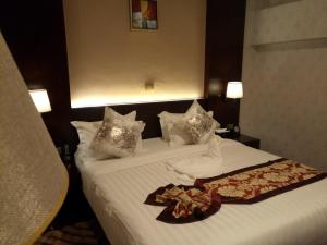 Postel nebo postele na pokoji v ubytování Sherar Addis Hotel
