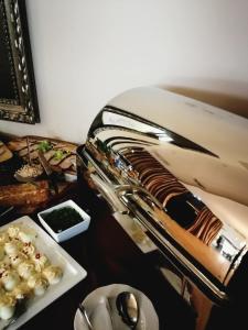 une table avec un piano et une assiette de nourriture dans l'établissement QUEST HOTEL - dawniej Hotel Planeta, à Brzesko