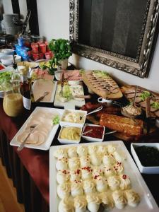 une table contenant de nombreux types de denrées alimentaires différents dans l'établissement QUEST HOTEL - dawniej Hotel Planeta, à Brzesko