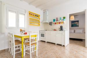 Η κουζίνα ή μικρή κουζίνα στο Seaview House Mandrakia +8 φωτογραφίες
