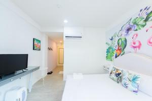 Televisyen dan/atau pusat hiburan di Live in the Happiness