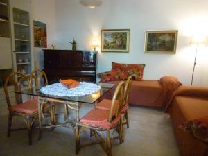 - un salon avec une table et un lit dans l'établissement Ginko, à Pesaro