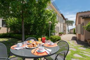 una mesa con platos de comida encima en Villa il Borghetto, en Siena