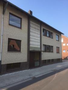 an external view of a brick building with windows at Apartement "Sam" in Wilhelmshaven