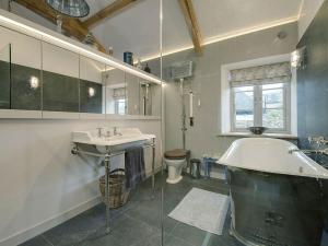 Dairy Cottage في تشاغفورد: حمام مع حوض وحوض استحمام ومرحاض +11 صورة