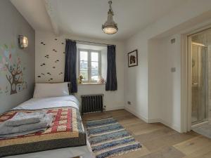 Dairy Cottage في تشاغفورد: غرفة نوم بها سرير ونافذة