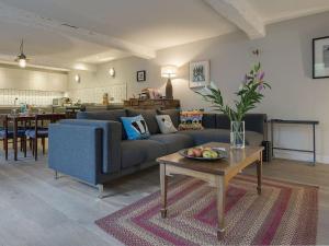 Dairy Cottage في تشاغفورد: غرفة معيشة مع أريكة وطاولة