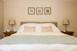 Säng eller sängar i ett rum på Woodpecker Lodge