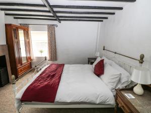 マトロックにあるThe Hillのベッドルーム1室(赤い毛布付きのベッド1台付)