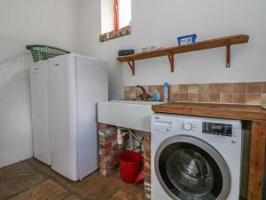 pralnia z pralką i umywalką w obiekcie Downs View Dairy w mieście Broughton