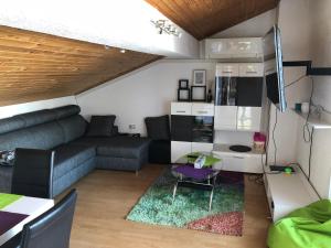 un soggiorno con un divano e un tavolo di Apartment Sunset a Portoroz