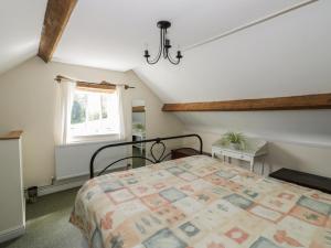 Un pat sau paturi într-o cameră la 1 Westcroft Cottage
