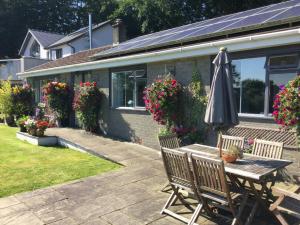 Ystrad MeurigにあるDolau Meurigの家の前のテーブルに座る傘