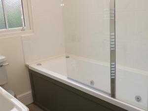 eine Dusche mit Glastür im Badezimmer in der Unterkunft 7 Monkmoor Road in Shrewsbury + 10 Fotos