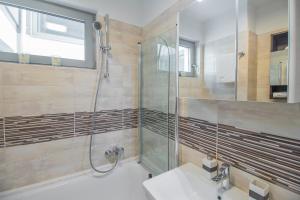 Koupelna v ubytování CAISA- luxury apartment 20 m from the sea + 29 fotografií