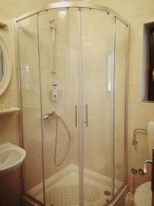eine Dusche mit Glastür im Bad in der Unterkunft Gea Bed and Breakfast in Generalski Stol