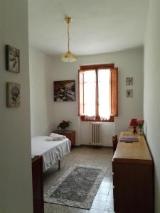 a bedroom with a bed and a window and a desk at Casa Giulia in Ronta