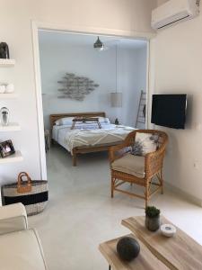 เตียงในห้องที่ Aqua Seafront Glyfada Corfu Beach House With Garden