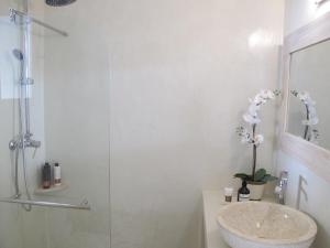 Kúpeľňa v ubytovaní Aqua Seafront Glyfada Corfu Beach House With Garden + 29 fotografií