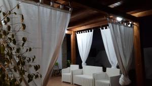 A seating area at Sole D'oro IUN S4354