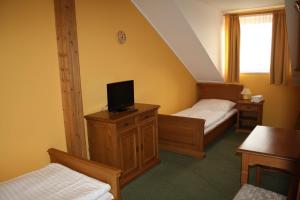 Säng eller sängar i ett rum på Hotel Bouček