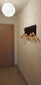 San-Giulianoにあるresidence les terrasses d'Alistroの壁に木製ハンガーを掛けた部屋