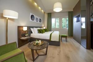 um quarto de hotel com uma cama e uma mesa em Messori Suites em Florença