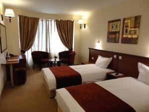 A bed or beds in a room at Favorit Hotel