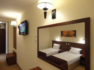 A bed or beds in a room at Favorit Hotel