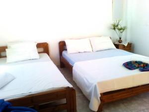 Dos camas una al lado de la otra en una habitación. en Maria Gerokonstanti Studios, en Elliniká