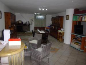 uma sala de estar com mesa e cadeiras em Casa S'Arriali em Iglesias