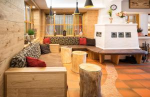 sala de estar con sofá y chimenea en Der Tröpolacherhof Hotel & Restaurant, en Tröpolach