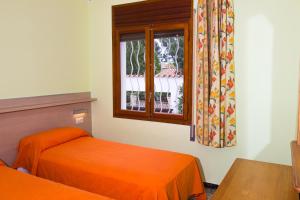 Posteľ alebo postele v izbe v ubytovaní Rentalmar Villa Cristina Families Only + 35 fotografií