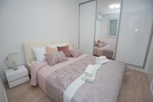 a bedroom with a bed with two towels on it at Condo Spalato in Split