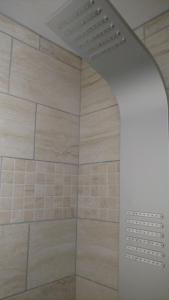 エクモヴィルにあるRosalina - Honfleurの石壁のバスルーム(シャワー付)