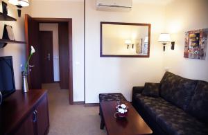 A seating area at Favorit Hotel
