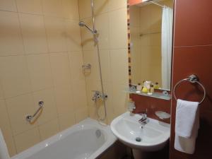 A bathroom at Favorit Hotel