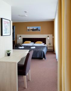 Tempat tidur dalam kamar di Hotel Denbu Restaurant & BAR
