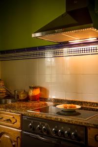 una cocina con fogones y un plato. en Casa Rural Peña Careses, en Careses