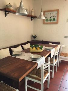 una mesa de comedor con un bol de fruta. en Villa Luli, en Portovenere