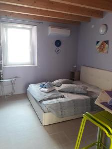 Schlafzimmer mit einem Bett und einem Fenster in der Unterkunft La Stanzetta Viola in Fezzano