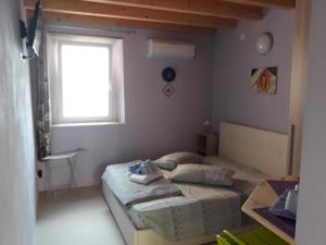 1 Schlafzimmer mit 2 Betten und einem Fenster in der Unterkunft La Stanzetta Viola in Fezzano